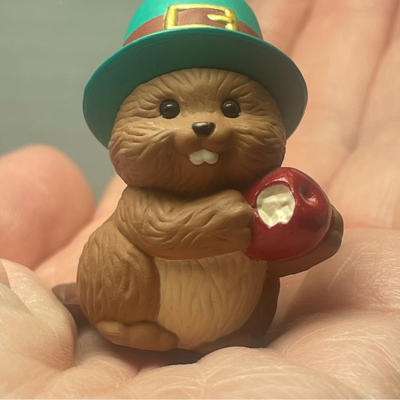 BNWT Vintage Hallmark Merry Miniature Pilgram Beaver Biting An Apple - Picture 10 of 12